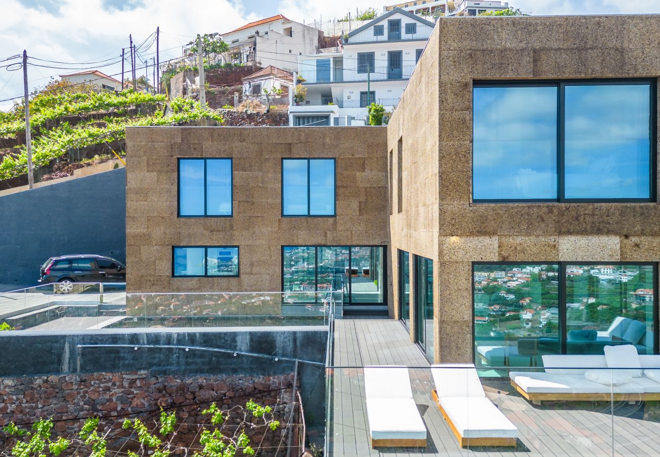 Villa in Câmara de Lobos - House of Cork and Ivy - By WeHostMadeira