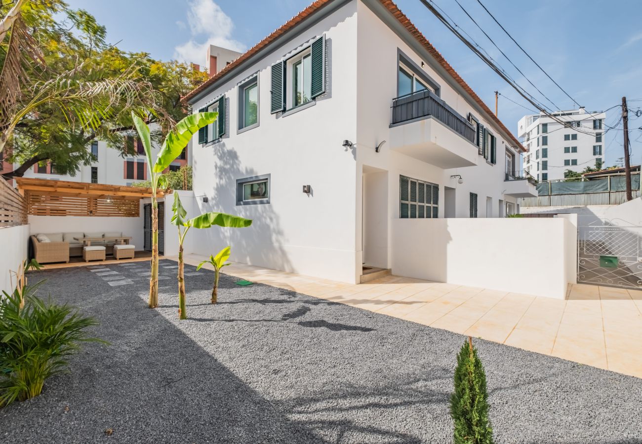 Townhouse in Funchal - Cozy Retreat - By WeHostMadeira